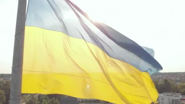 Bandera de Ucrania de cerca. Aérea. Kiev. Ucrania — Vídeo de stock