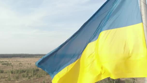 Ukrainische Flagge in Großaufnahme. Antenne. Kiew. Ukraine — Stockvideo