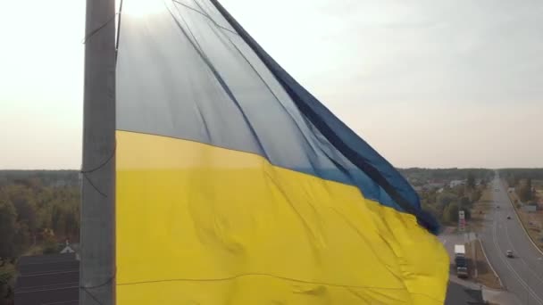 Bandeira ucraniana close-up. Aéreo. Kiev. Ucrânia — Vídeo de Stock