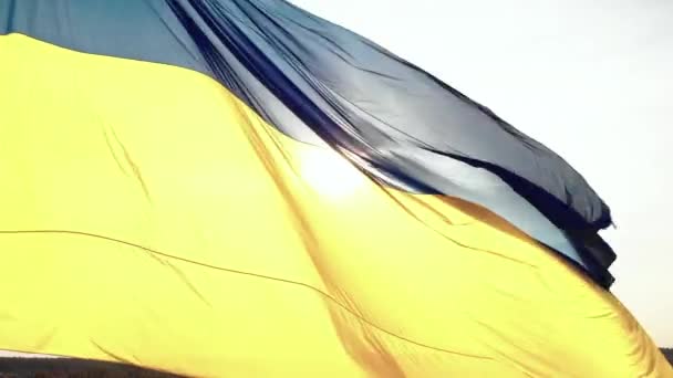 Ukrainische Flagge in Großaufnahme. Antenne. Kiew. Ukraine — Stockvideo