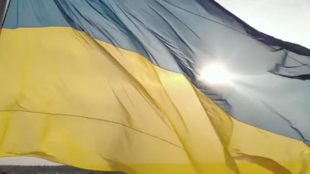 Ukrainische Flagge in Großaufnahme. Antenne. Kiew. Ukraine — Stockvideo