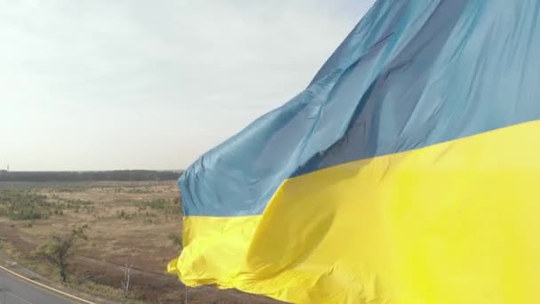 Gros plan sur le drapeau ukrainien. Aérien. Kiev. Ukraine — Video