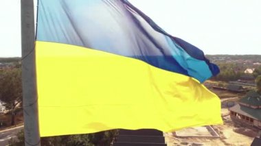 Ukrayna bayrağı yakın plan. Havadan. Kyiv. Ukrayna