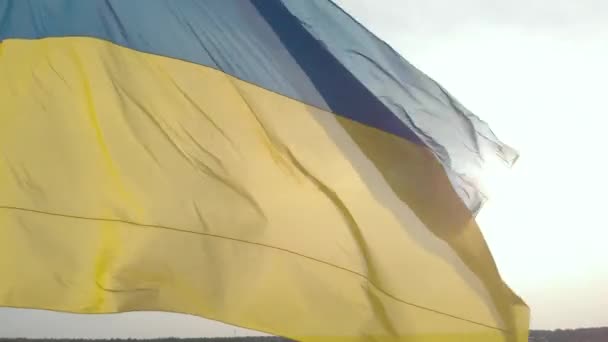 Gros plan sur le drapeau ukrainien. Aérien. Kiev. Ukraine — Video