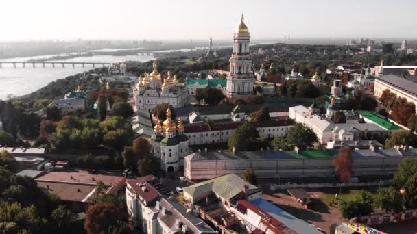 Ukrayna, Kyiv 'deki Kyiv Pechersk Lavra' nın hava manzarası — Stok video