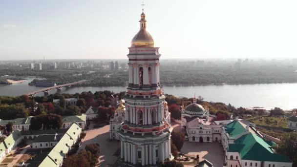 Вид Киево-Печерской лавры с воздуха в Киеве, Украина — стоковое видео