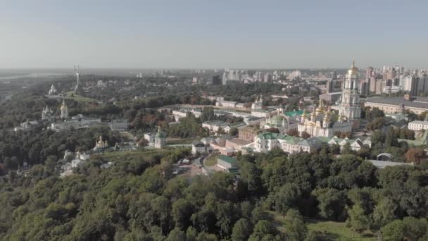 Aerial view of Kyiv Pechersk Lavra in Kyiv, Ukraine — Stock Video