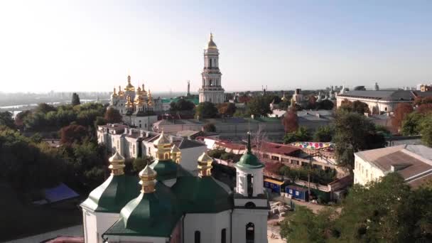 Ukrayna, Kyiv 'deki Kyiv Pechersk Lavra' nın hava manzarası — Stok video