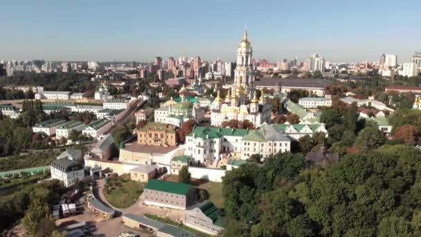 Ukrayna, Kyiv 'deki Kyiv Pechersk Lavra' nın hava manzarası — Stok video