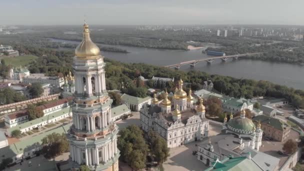 Ukrayna, Kyiv 'deki Kyiv Pechersk Lavra' nın hava manzarası — Stok video