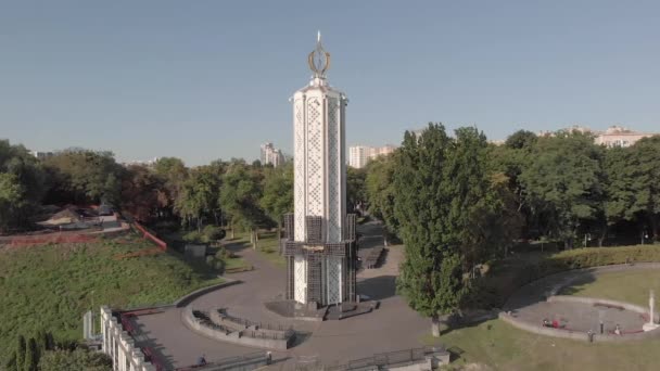 Ulusal Müze Holodomor Kurbanları Anıtı. Ukrayna 'daki Kıtlık kurbanlarının anısına. Kyiv. Havadan — Stok video