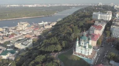 Kyiv St. Andrews Kilisesi 'nin havadan görünüşü. Ukrayna