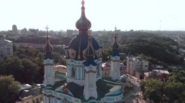 Kyiv St. Andrews Kilisesi 'nin havadan görünüşü. Ukrayna