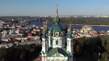 Kyiv St. Andrews Kilisesi 'nin havadan görünüşü. Ukrayna