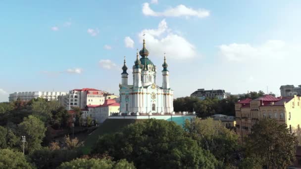 Vista aérea de la Iglesia de Kiev St. Andrews. Ucrania — Vídeo de stock