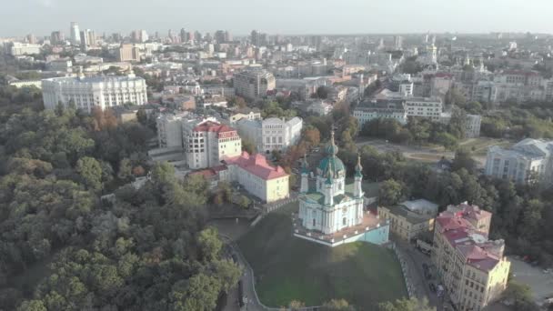 Kyiv St. Andrews Kilisesi 'nin havadan görünüşü. Ukrayna — Stok video