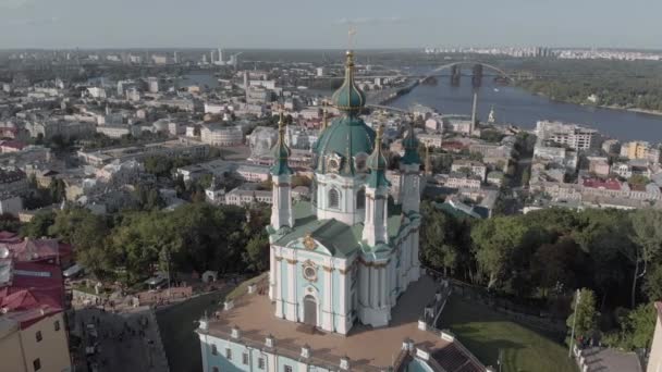 A kijevi Szent András templom légi kilátása. Ukrajna — Stock videók