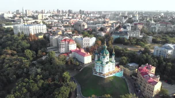 Vista aérea de la Iglesia de Kiev St. Andrews. Ucrania — Vídeo de stock