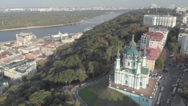 Kyiv St. Andrews Kilisesi 'nin havadan görünüşü. Ukrayna — Stok video