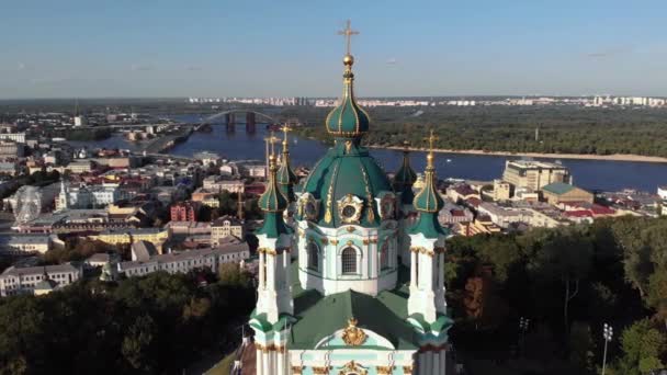 Widok z lotu ptaka na Kijów Kościół św. Andrzeja. Ukraina — Wideo stockowe
