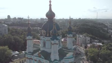 Kyiv St. Andrews Kilisesi 'nin havadan görünüşü. Ukrayna