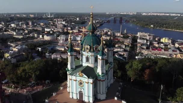 Luchtfoto van de kerk van Kiev St. Andrews. Oekraïne — Stockvideo