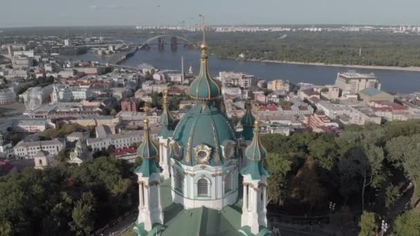 Vista aérea de la Iglesia de Kiev St. Andrews. Ucrania — Vídeos de Stock