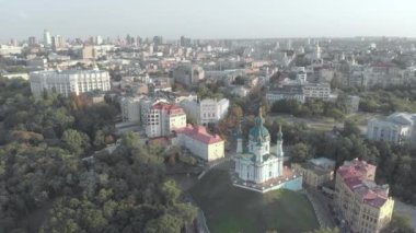 Kyiv St. Andrews Kilisesi 'nin havadan görünüşü. Ukrayna