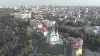 Kyiv St. Andrews Kilisesi 'nin havadan görünüşü. Ukrayna