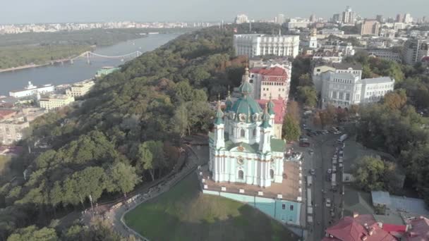 Vista aérea de la Iglesia de Kiev St. Andrews. Ucrania — Vídeo de stock