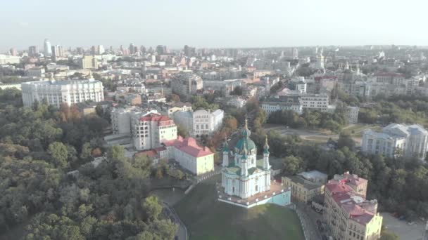 Widok z lotu ptaka na Kijów Kościół św. Andrzeja. Ukraina — Wideo stockowe