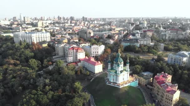 Luchtfoto van de kerk van Kiev St. Andrews. Oekraïne — Stockvideo