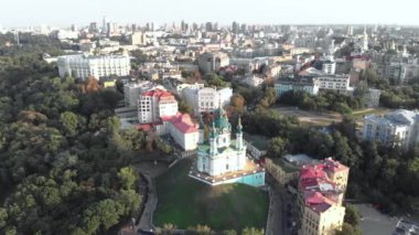 Kyiv St. Andrews Kilisesi 'nin havadan görünüşü. Ukrayna