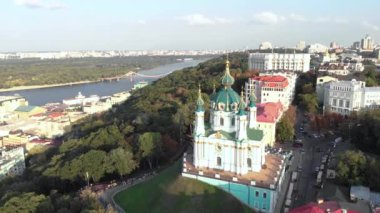 Kyiv St. Andrews Kilisesi 'nin havadan görünüşü. Ukrayna
