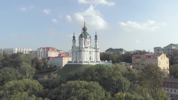 Vista aérea de la Iglesia de Kiev St. Andrews. Ucrania — Vídeos de Stock