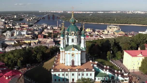 基辅圣安德鲁斯教堂的空中景观。乌克兰 — 图库视频影像