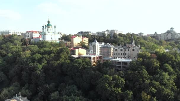 Luchtfoto van de kerk van Kiev St. Andrews. Oekraïne — Stockvideo