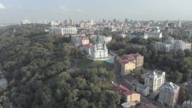 Kyiv St. Andrews Kilisesi 'nin havadan görünüşü. Ukrayna