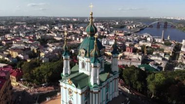 Kyiv St. Andrews Kilisesi 'nin havadan görünüşü. Ukrayna