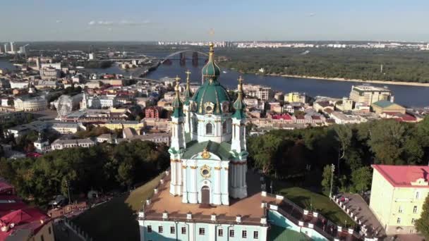 Kyiv St. Andrews Kilisesi 'nin havadan görünüşü. Ukrayna — Stok video