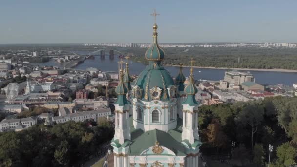 Luchtfoto van de kerk van Kiev St. Andrews. Oekraïne — Stockvideo