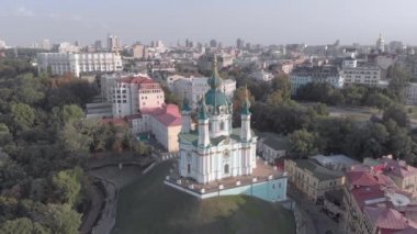Kyiv St. Andrews Kilisesi 'nin havadan görünüşü. Ukrayna