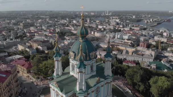 Luchtfoto van de kerk van Kiev St. Andrews. Oekraïne — Stockvideo