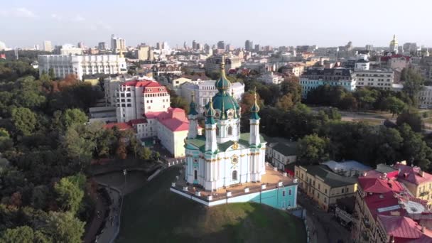 Widok z lotu ptaka na Kijów Kościół św. Andrzeja. Ukraina — Wideo stockowe