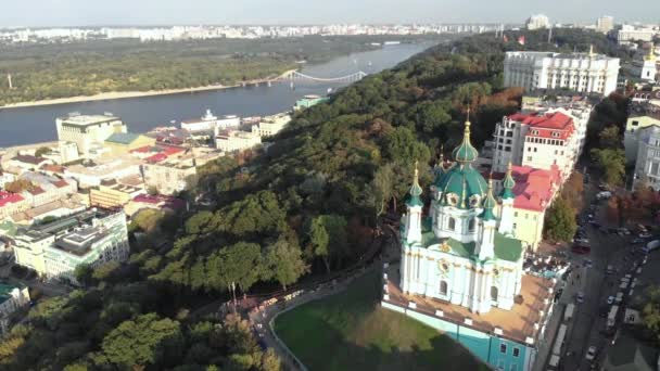 Vista aérea de la Iglesia de Kiev St. Andrews. Ucrania — Vídeo de stock