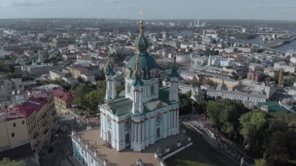 Widok z lotu ptaka na Kijów Kościół św. Andrzeja. Ukraina — Wideo stockowe