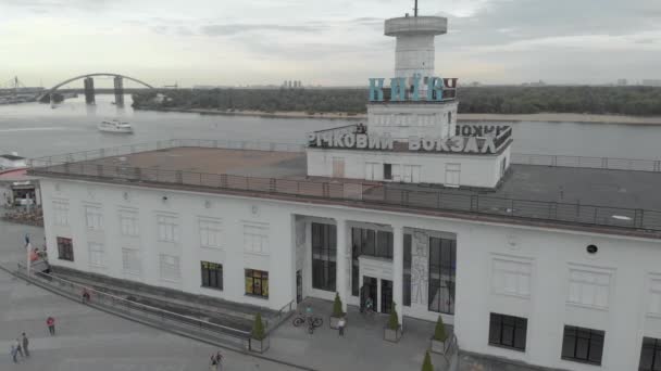 Речной вокзал в Киеве. Украина. Воздушный — стоковое видео
