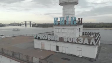 Kyiv 'deki Nehir İstasyonu. Ukrayna. Havadan