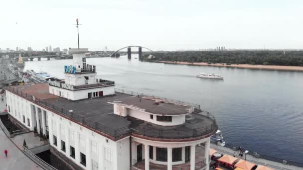 Ποταμός Σταθμός στο Κίεβο. Ουκρανία. Αεροσκάφος — Αρχείο Βίντεο