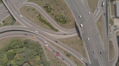 Kyiv 'de otomobil taşıma kavşağı. Ukrayna. Havadan